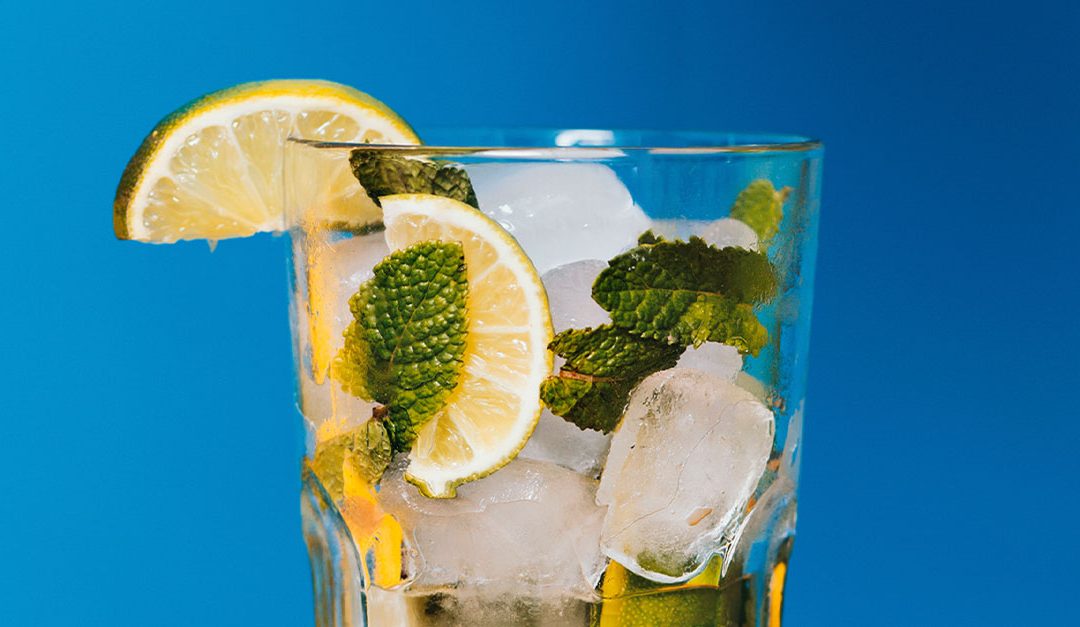A importância de gelo de qualidade para drinks e bebidas